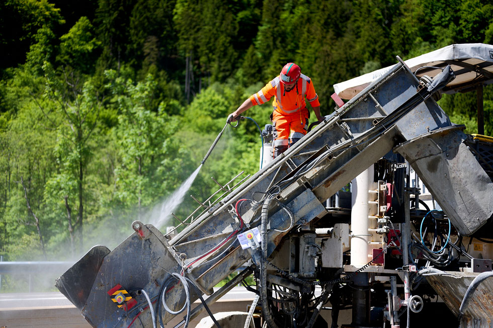 À chaque pose néttoyage des restes de béton des machines