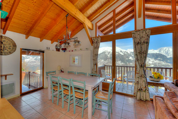 Salle à manger avec vue à l'ouest et au nord