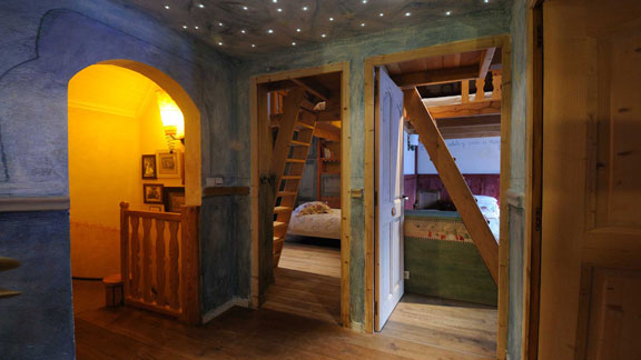 Les chambres ont toutes en plus d'un lit double, un lit simple en mezzanine