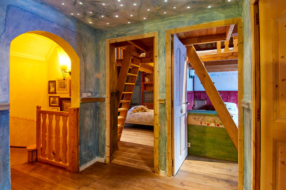 Les chambres ont toutes en plus d'un lit double, un lit simple en mezzanine