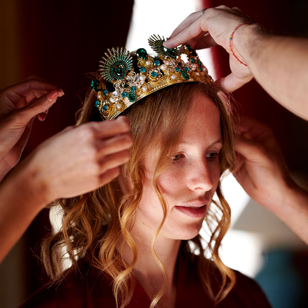 Pose de la couronne d'une témoin