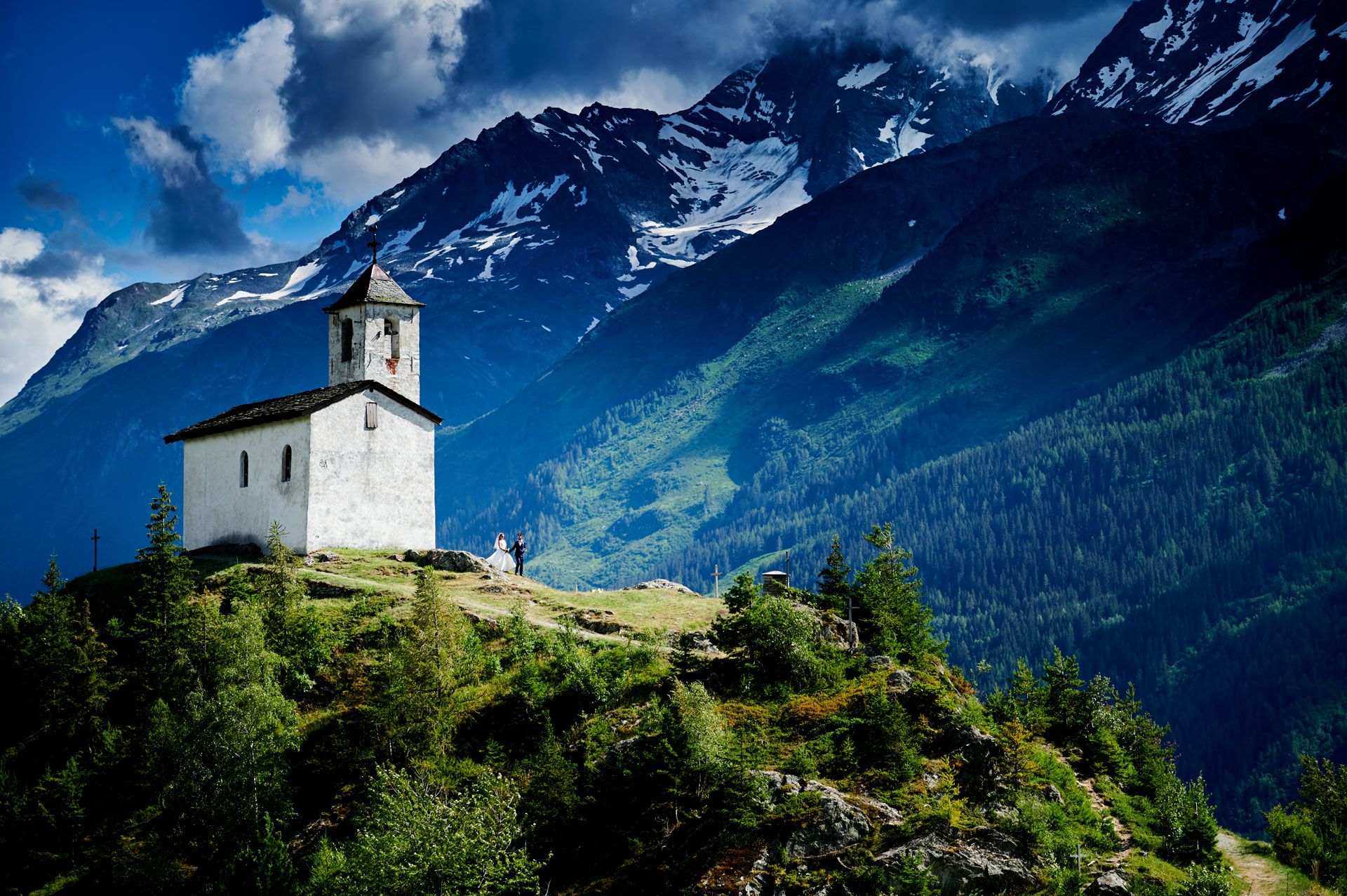 Mariage en Savoie avec un couple au pied de la chapelle Saint-Michel