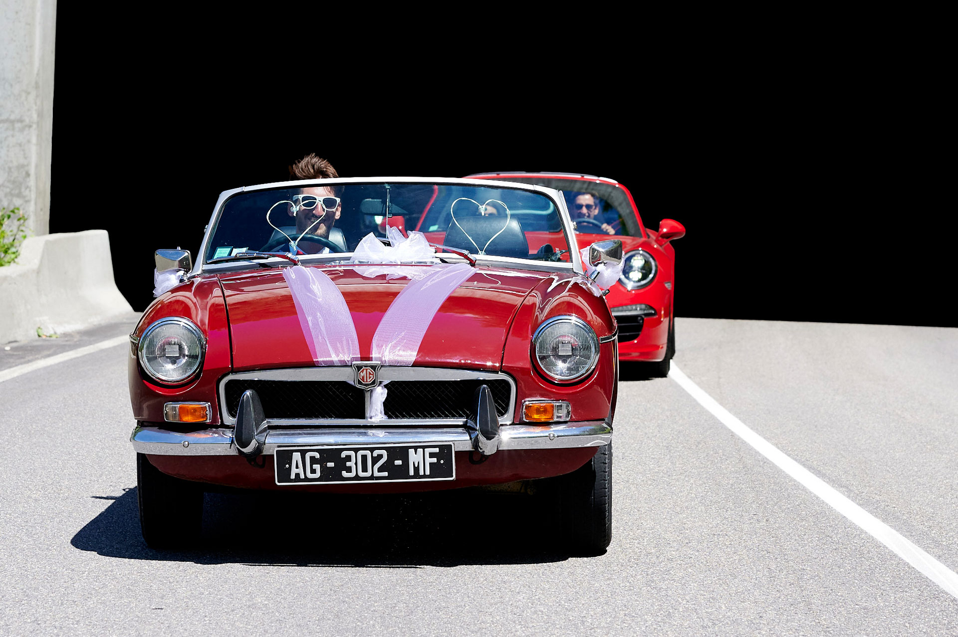 Le marié dans sa belle voiture