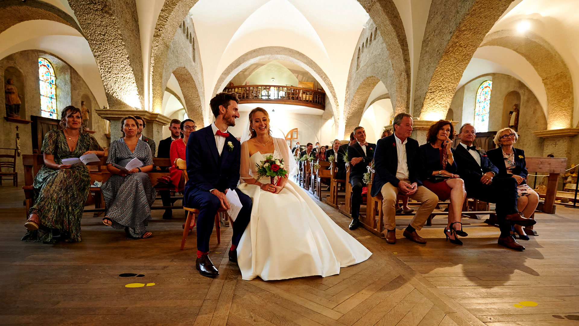 Intérieur de l'église avec les mariés en premier plan