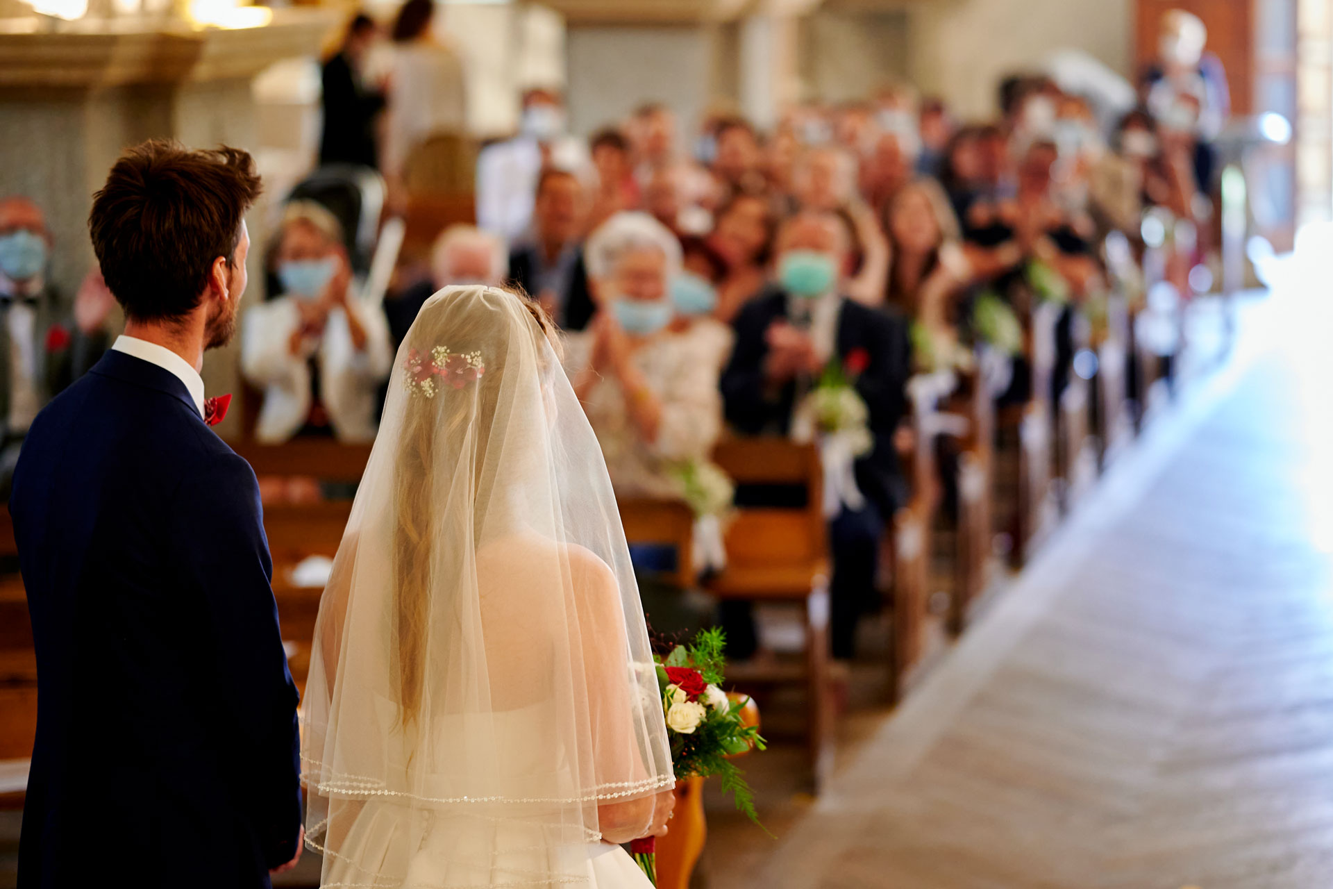 Les mariés de dos à l'église