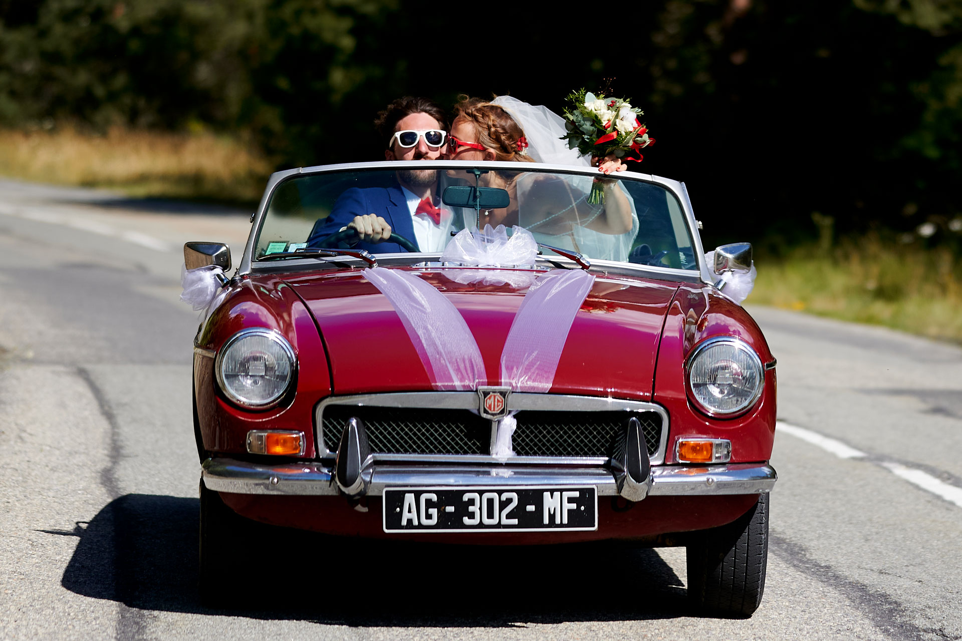 Les mariés dans leur voiture direction Bourg-Saint-Maurice