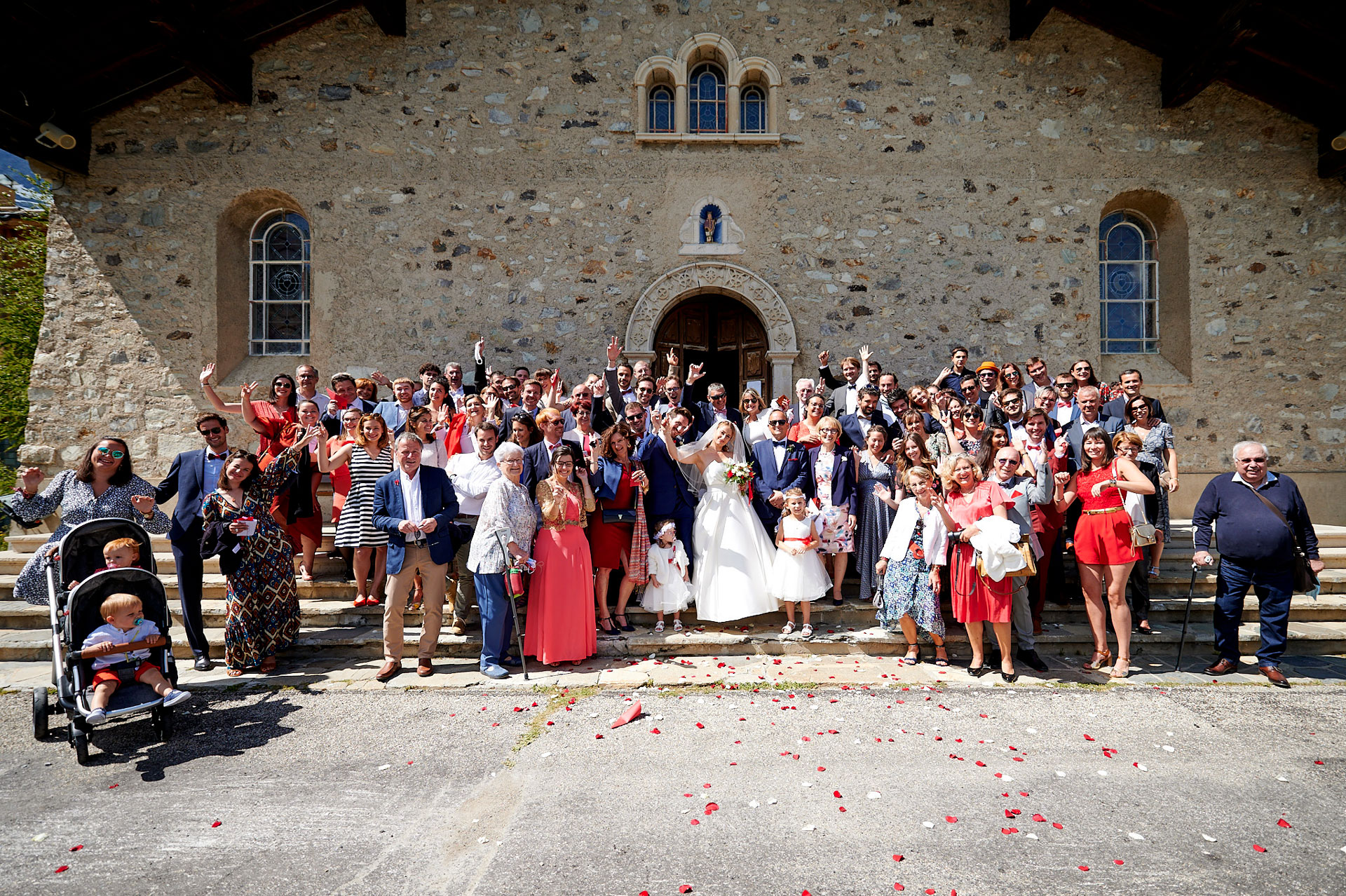 Photo de groupe avec les mariés