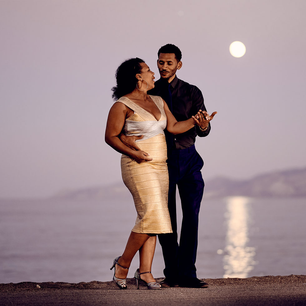 Couple qui pose avec la lune en arrière plan