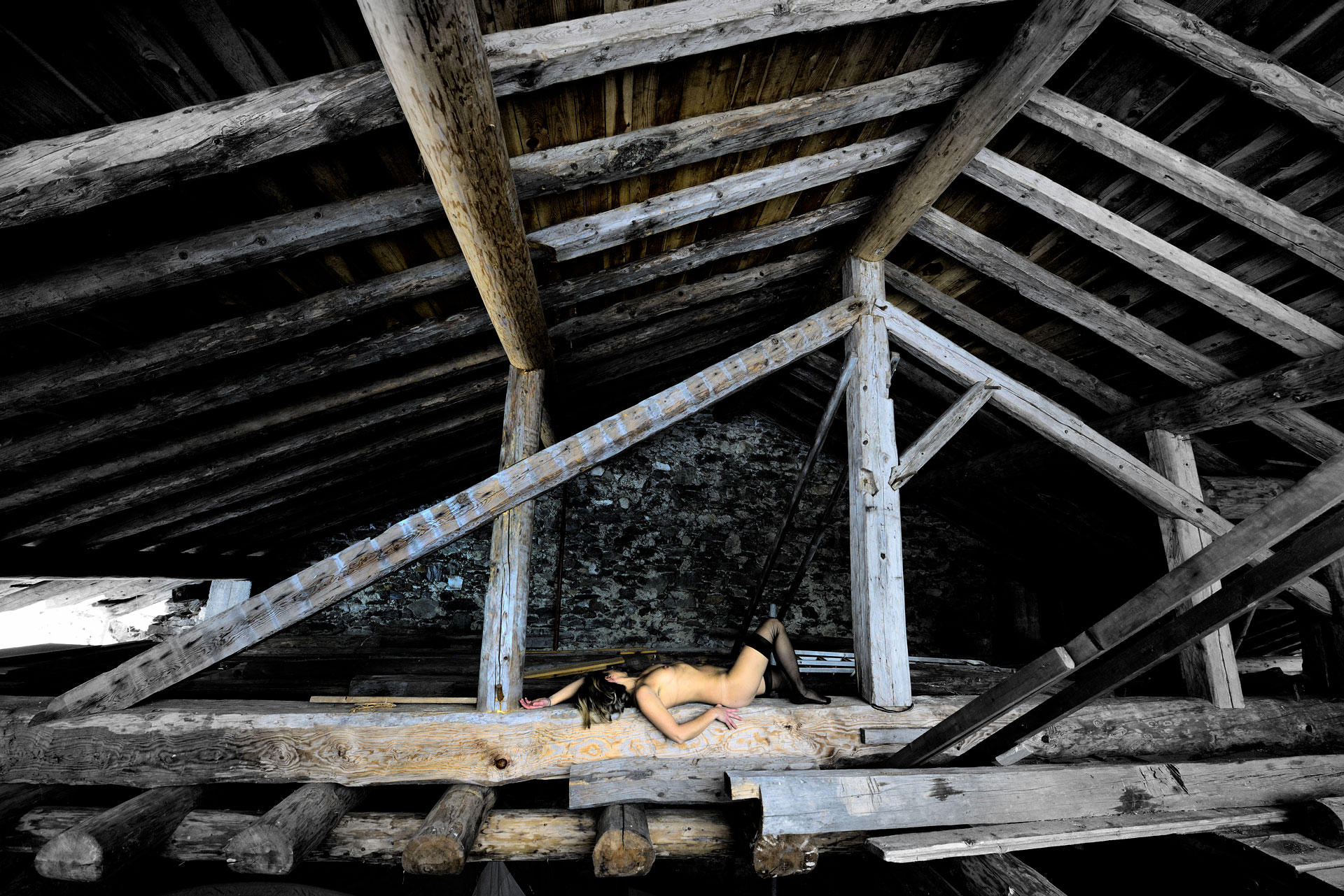 Femme nue allongée dans grange