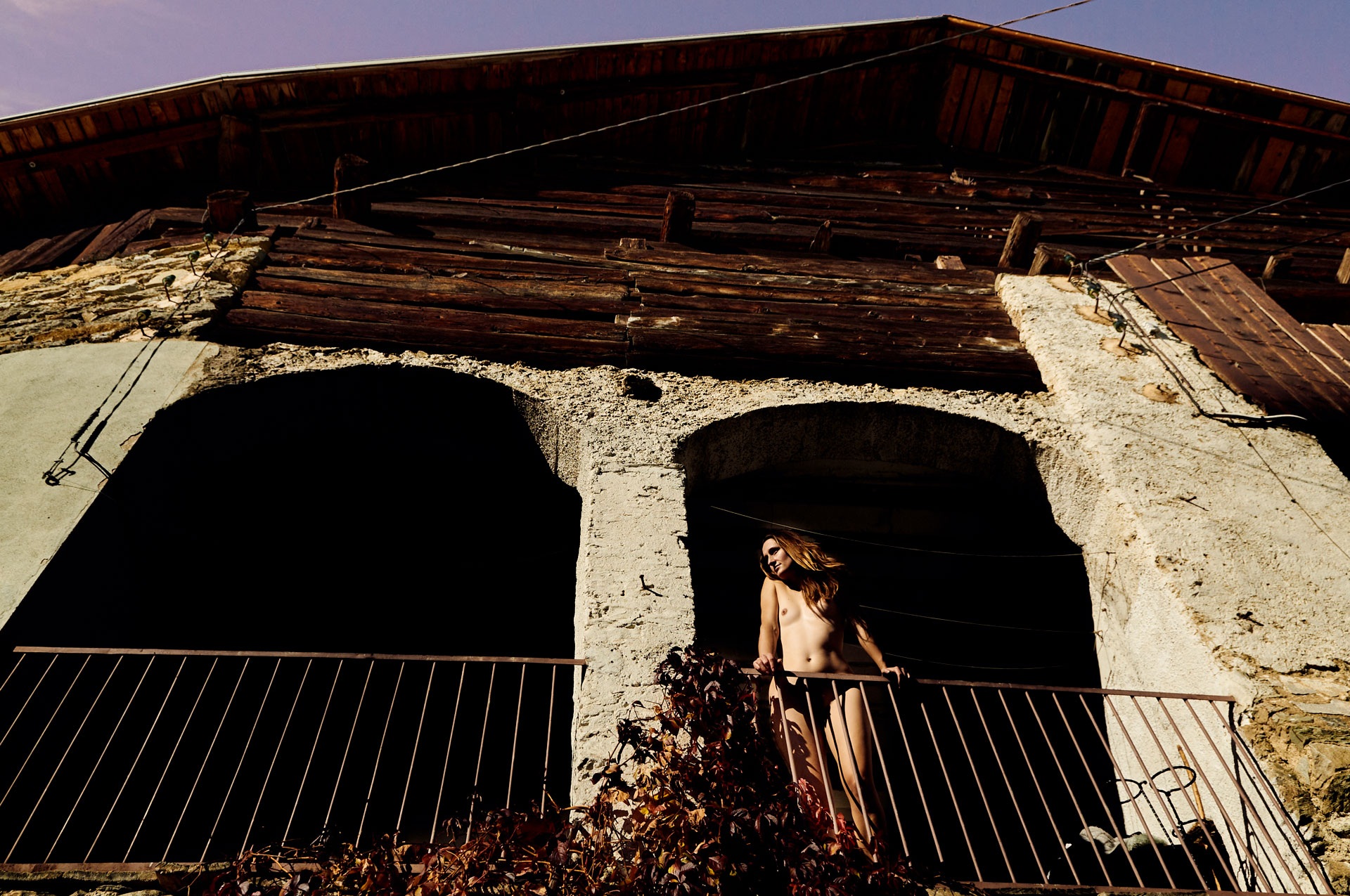 Femme nue au balcon