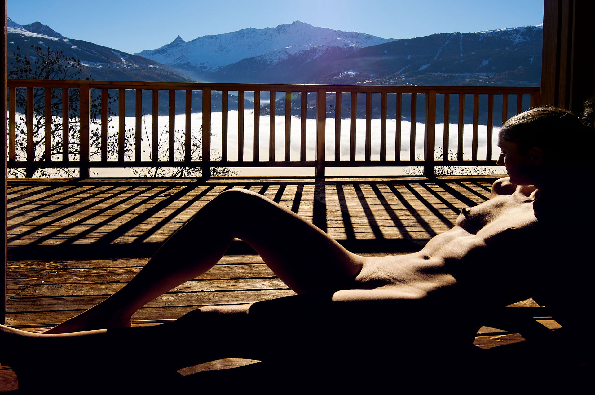 Femme nue contre-jour terrasse mer de nuage