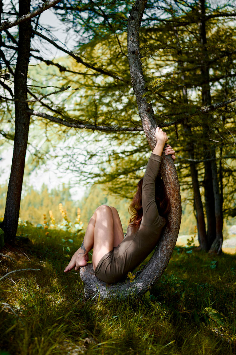 Femme sur tronc d'arbre courbée