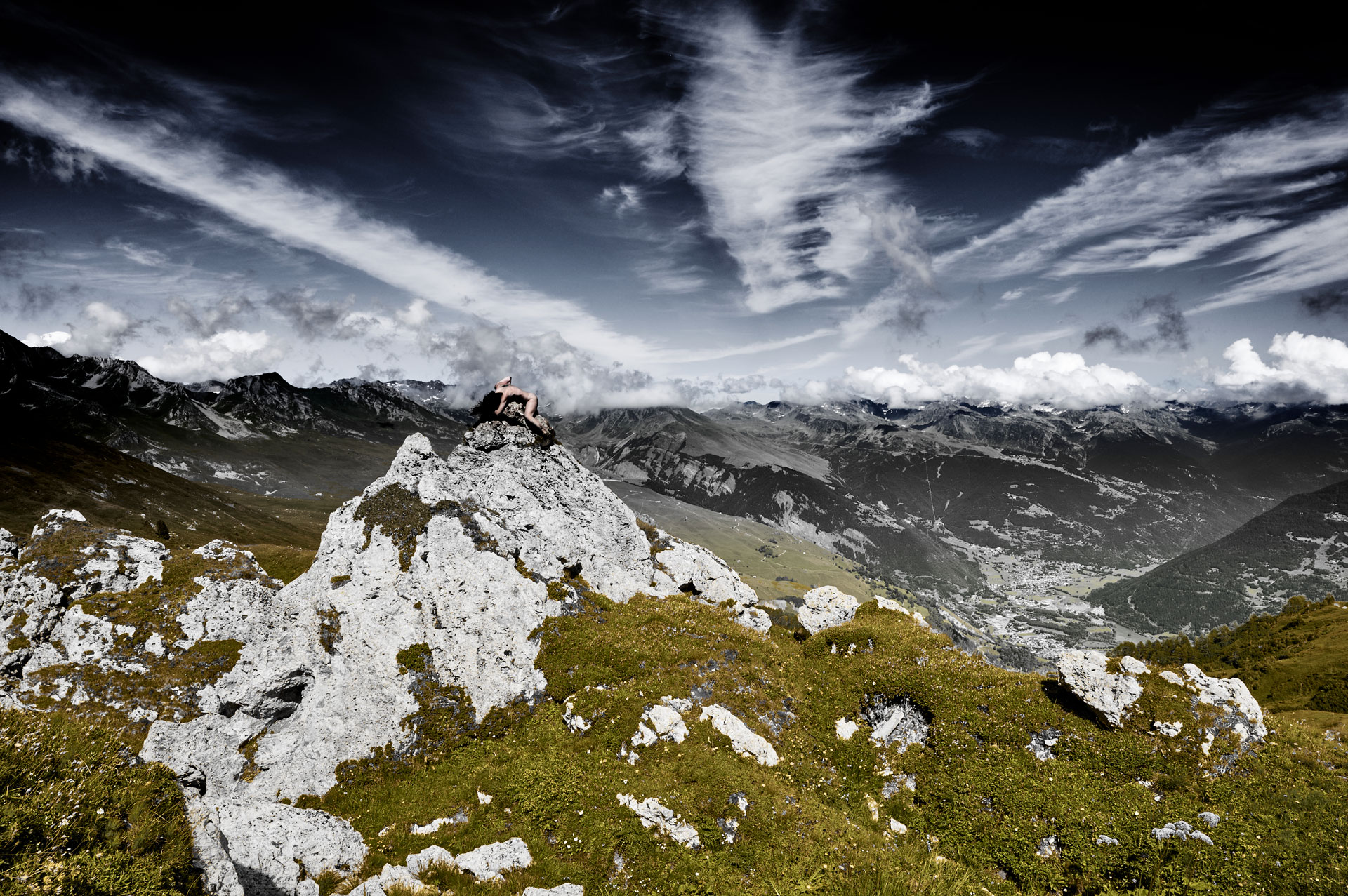 Femme nue sur rocher dans ambiance montagne