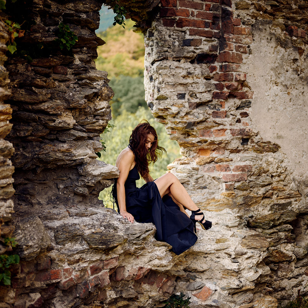 Femme sur mur de forterresse en ruine