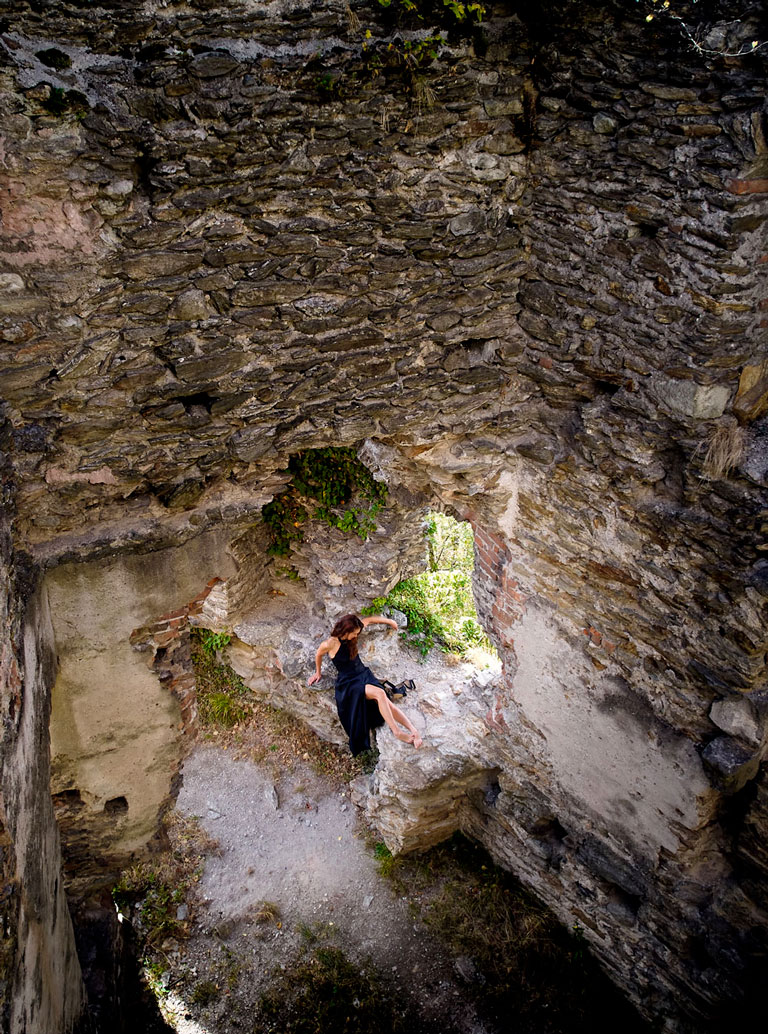 Femme dans les ruines du château