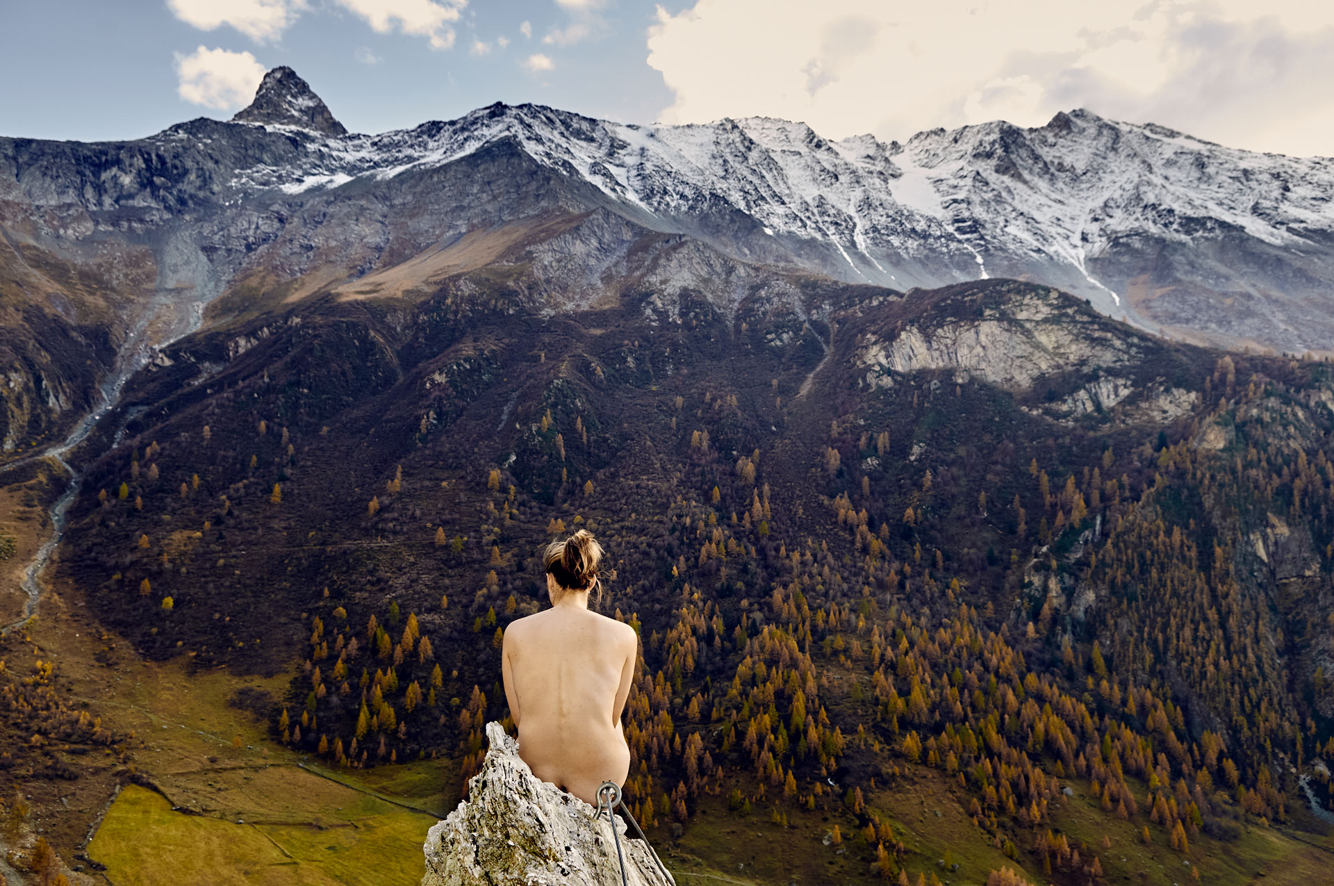 Femme nue en méditation sur la via ferrata de Pesey