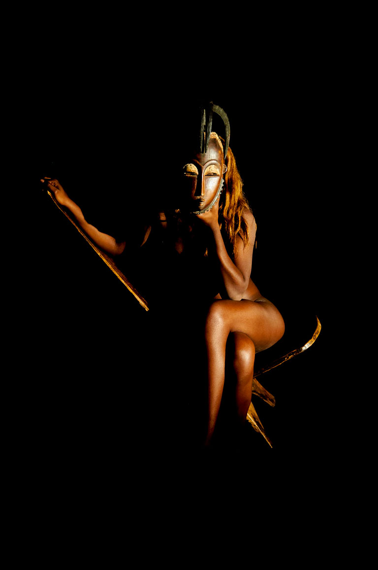 Femme nue black avec masque baoulé