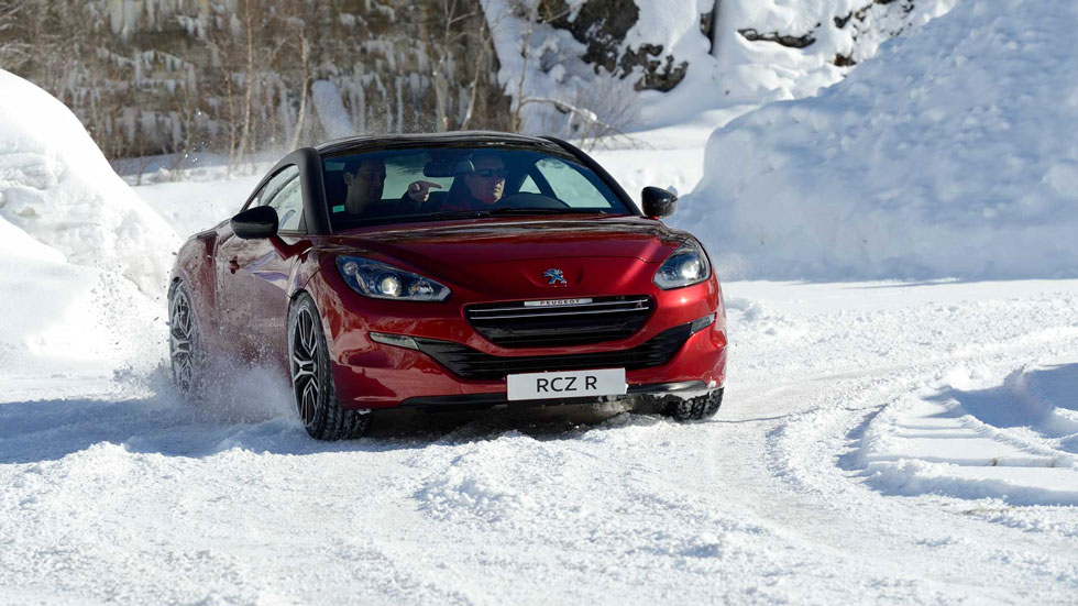 Peugeot RCZ R rouge sur le circuit glace de Tignes