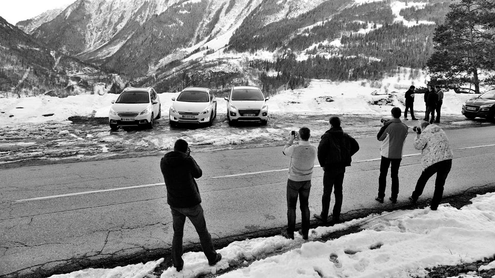 Journalistes faisant des photos des 3 voitures