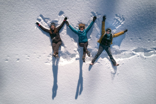 Couchés dans la neige juste pour le fun de la photo