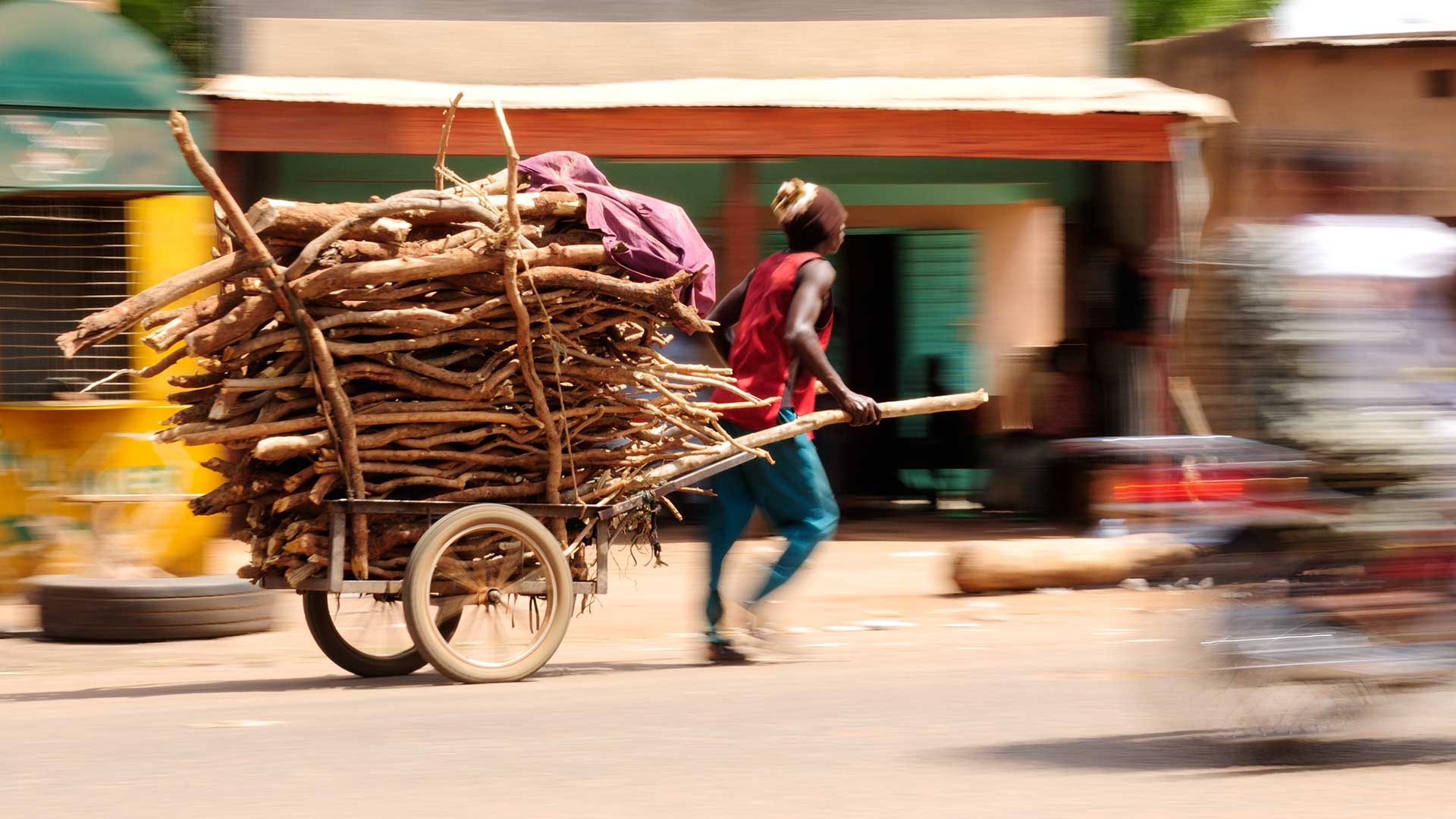 Tireur de charette pleine de bois