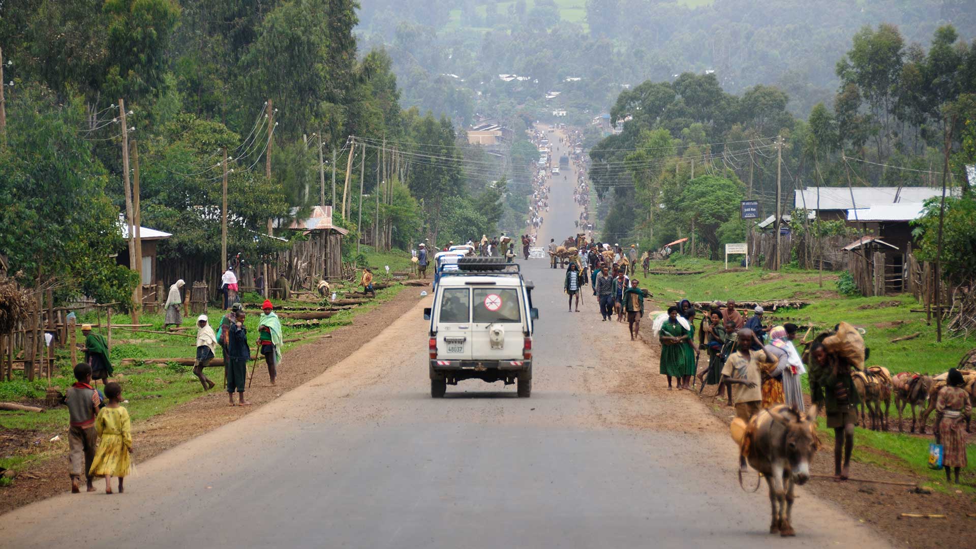 Route d'Éthiopie encombrée de marcheur sur les côtés