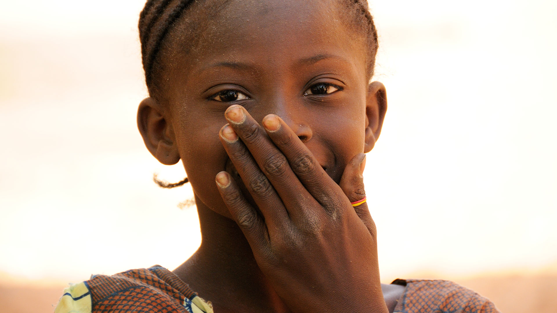 Jeune fille timide devant le photographe