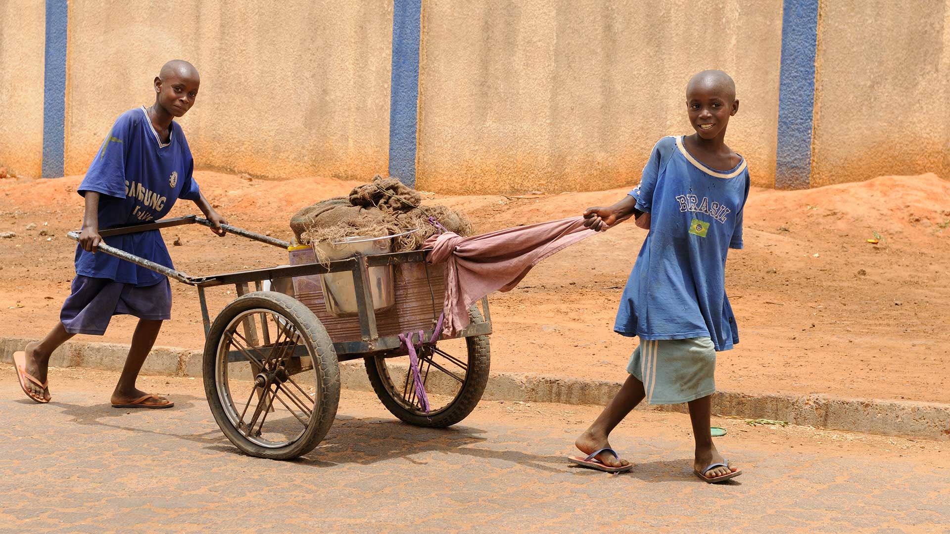 Enfant tirant une charette à Gaya au Niger