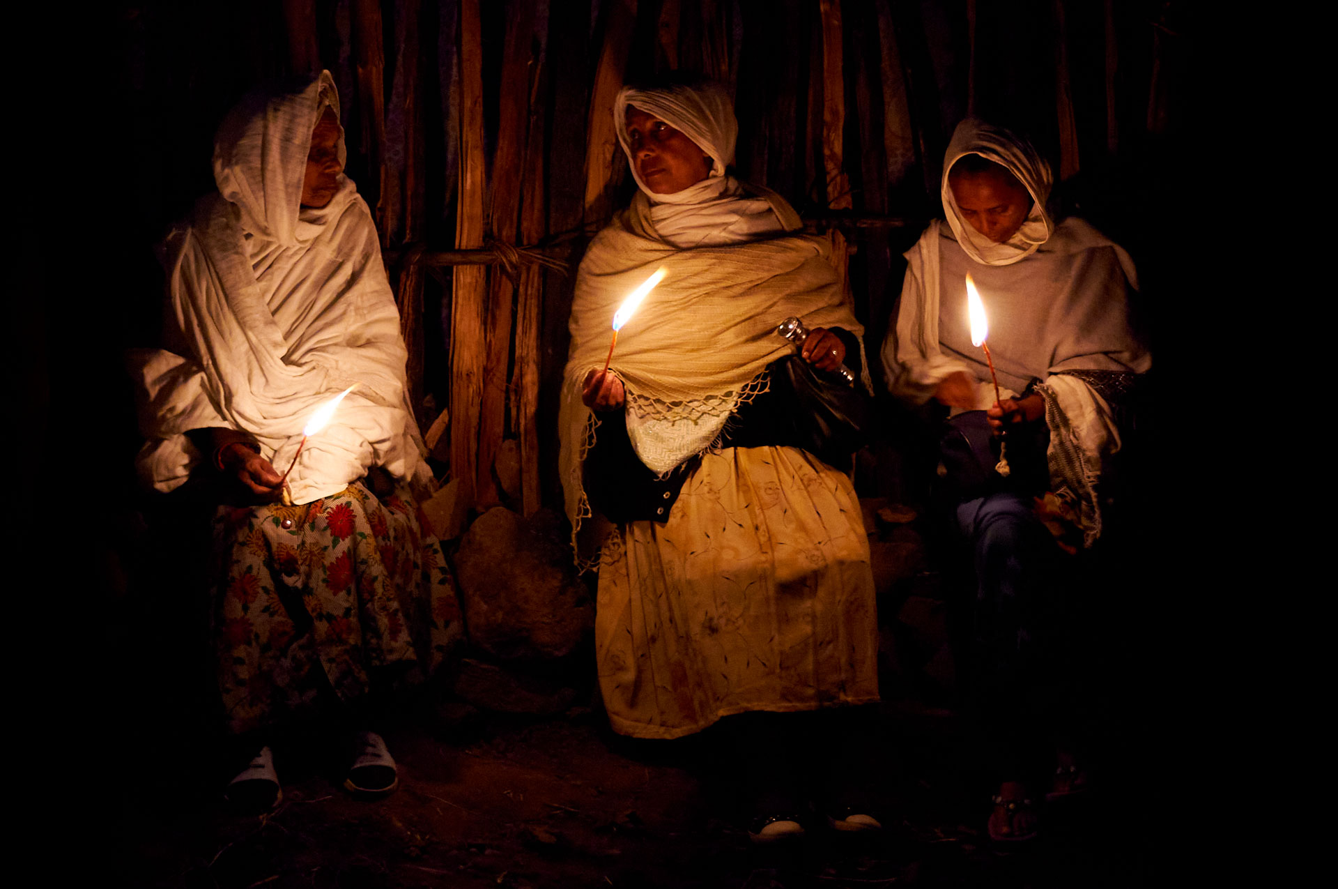 3 femmes éclairées à la bougie