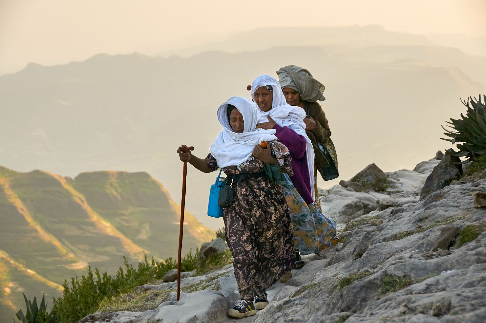 3 femmes pèlerins sur le sentier au petit matin