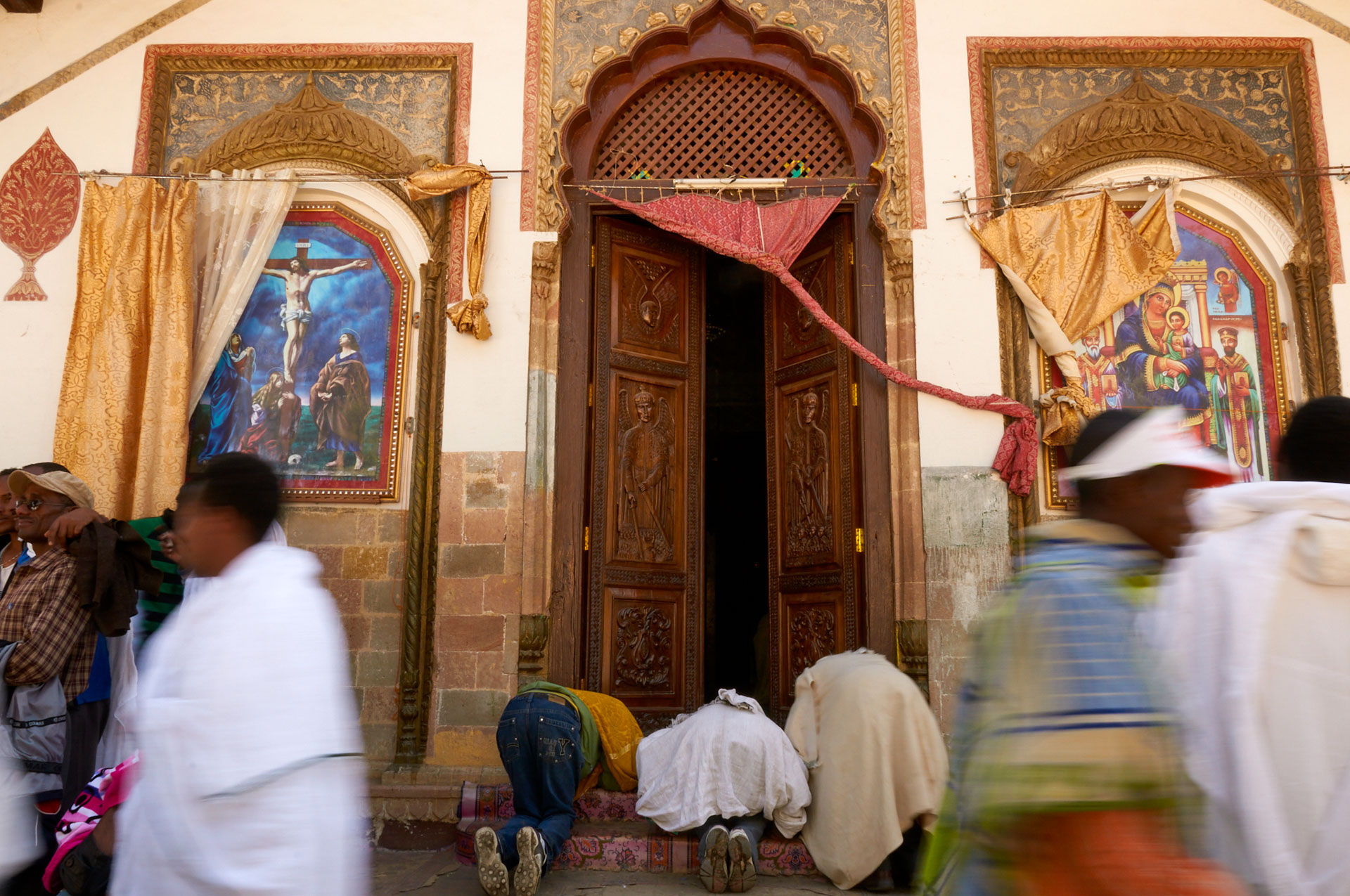 Pèlerins prosternés devant l'église Egzihar Abe Gishen