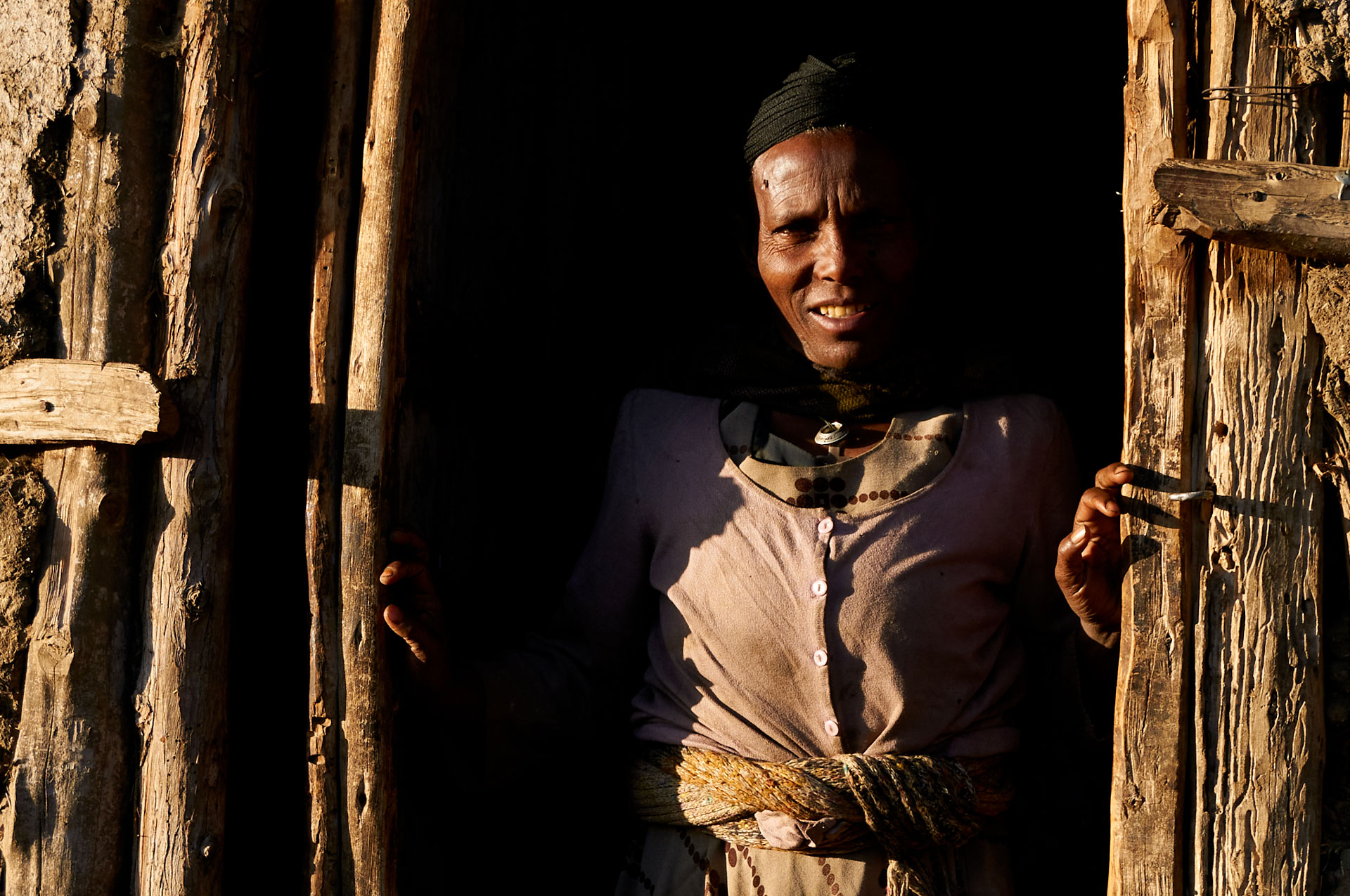 Femme à la porte de sa maison