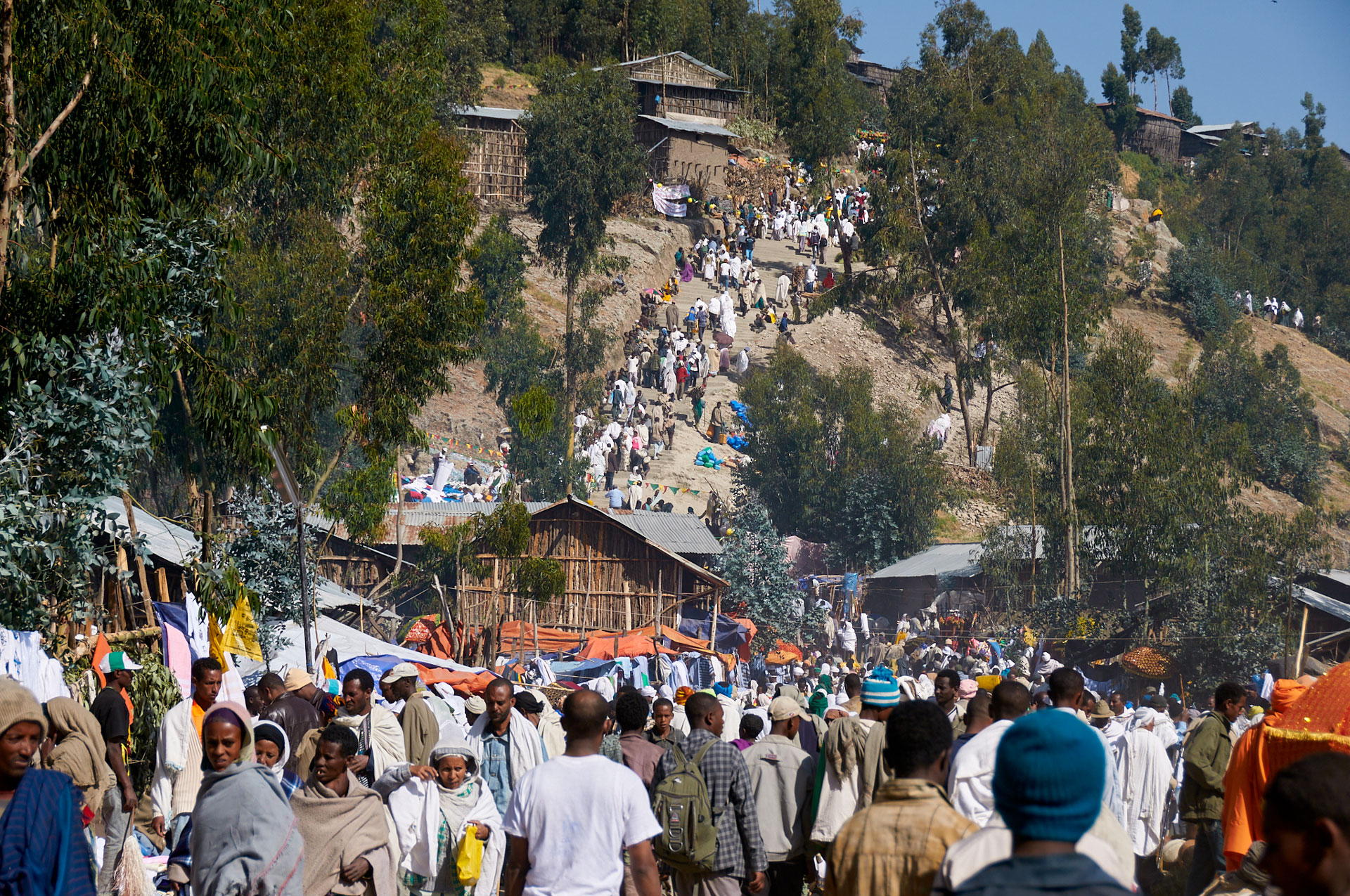 Foule de pèlerins montant vers les églises