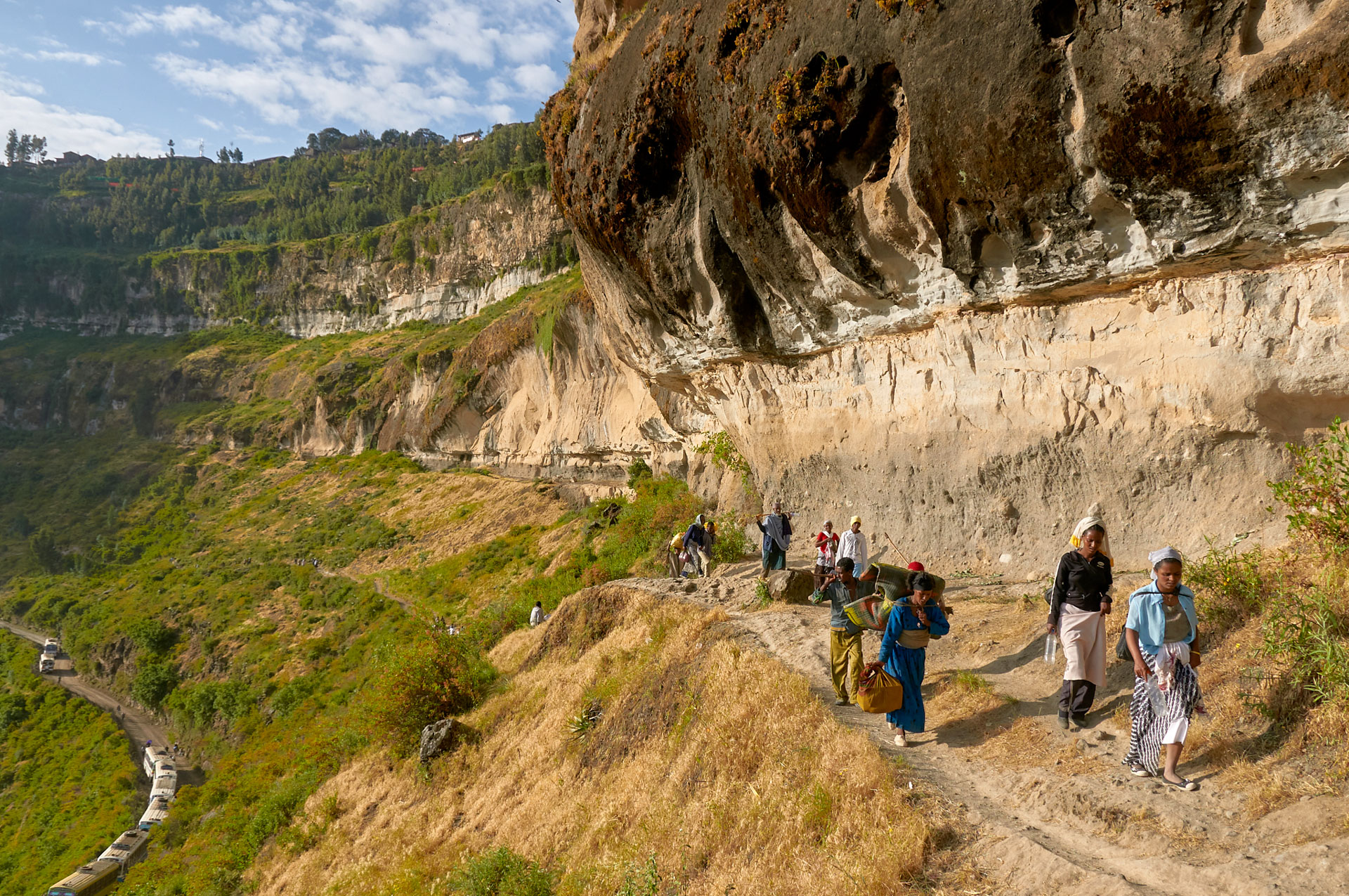 Pèlerins marchant sur le sentier