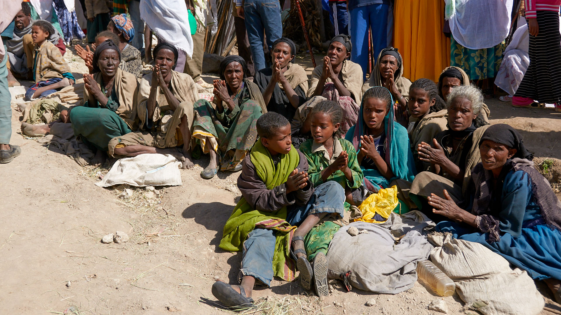 Groupe de mendiants assis par terre