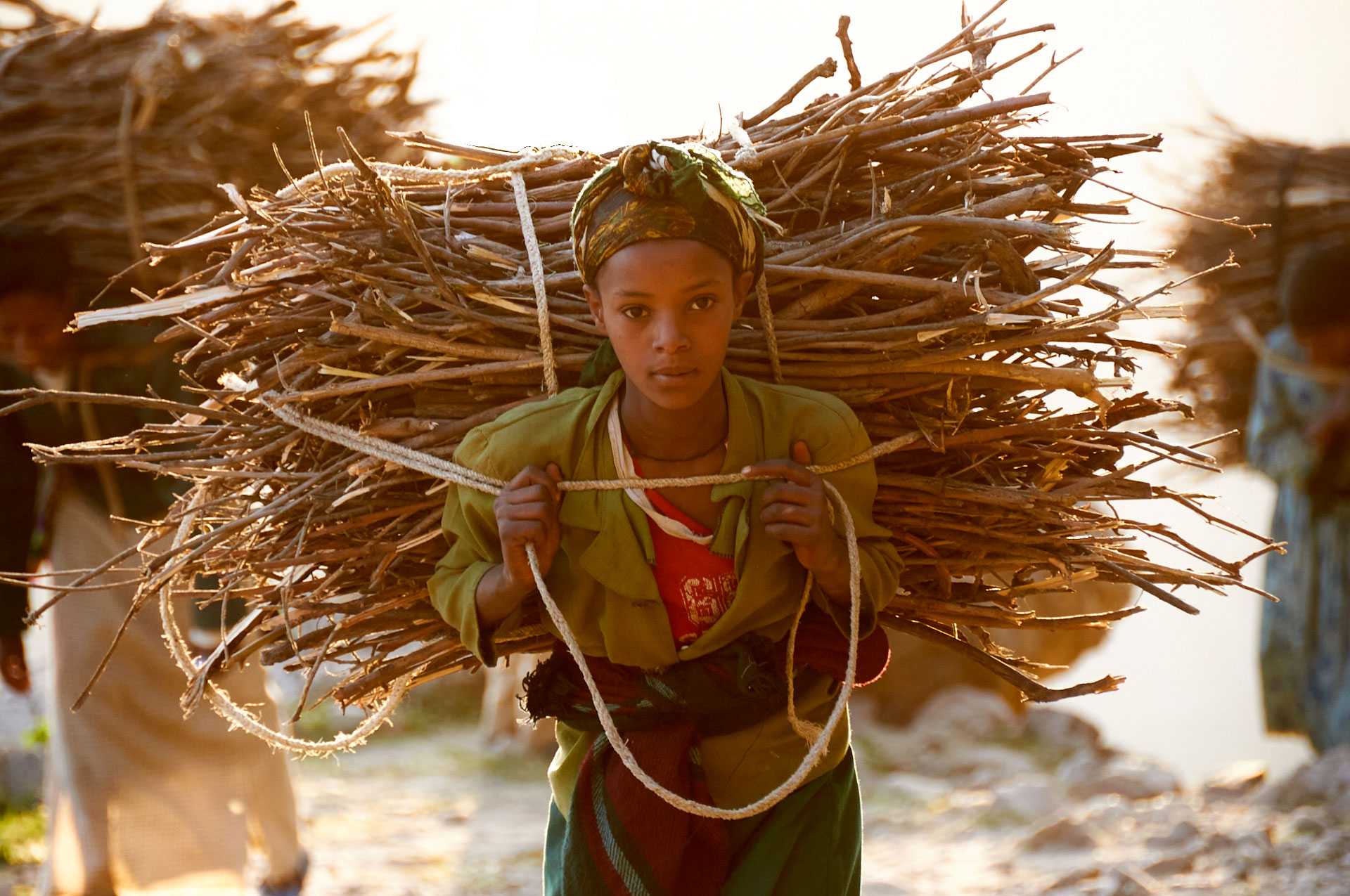 Portrait d'une jeune porteuse avec son fagot