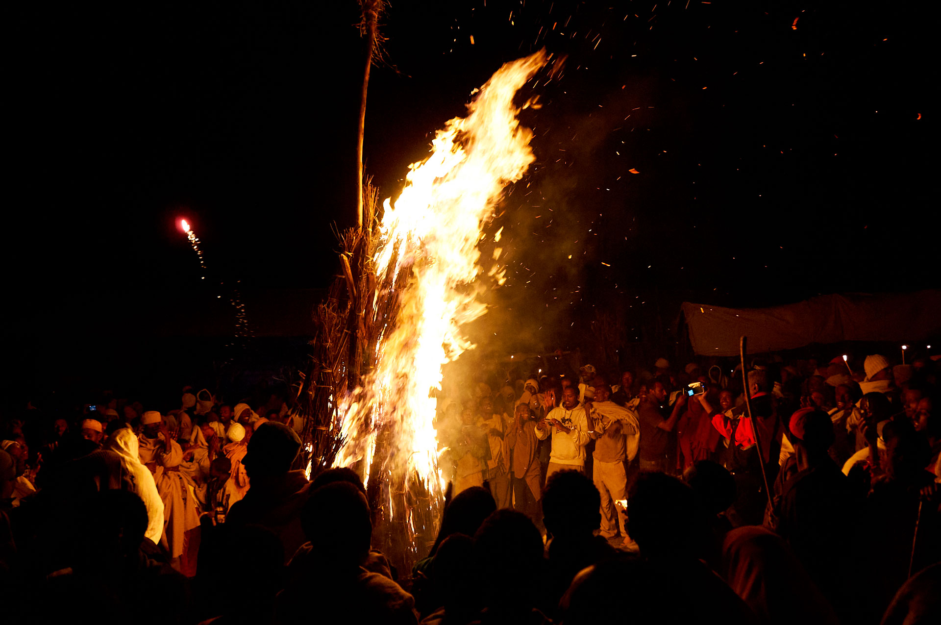 Foule autour d'un feu