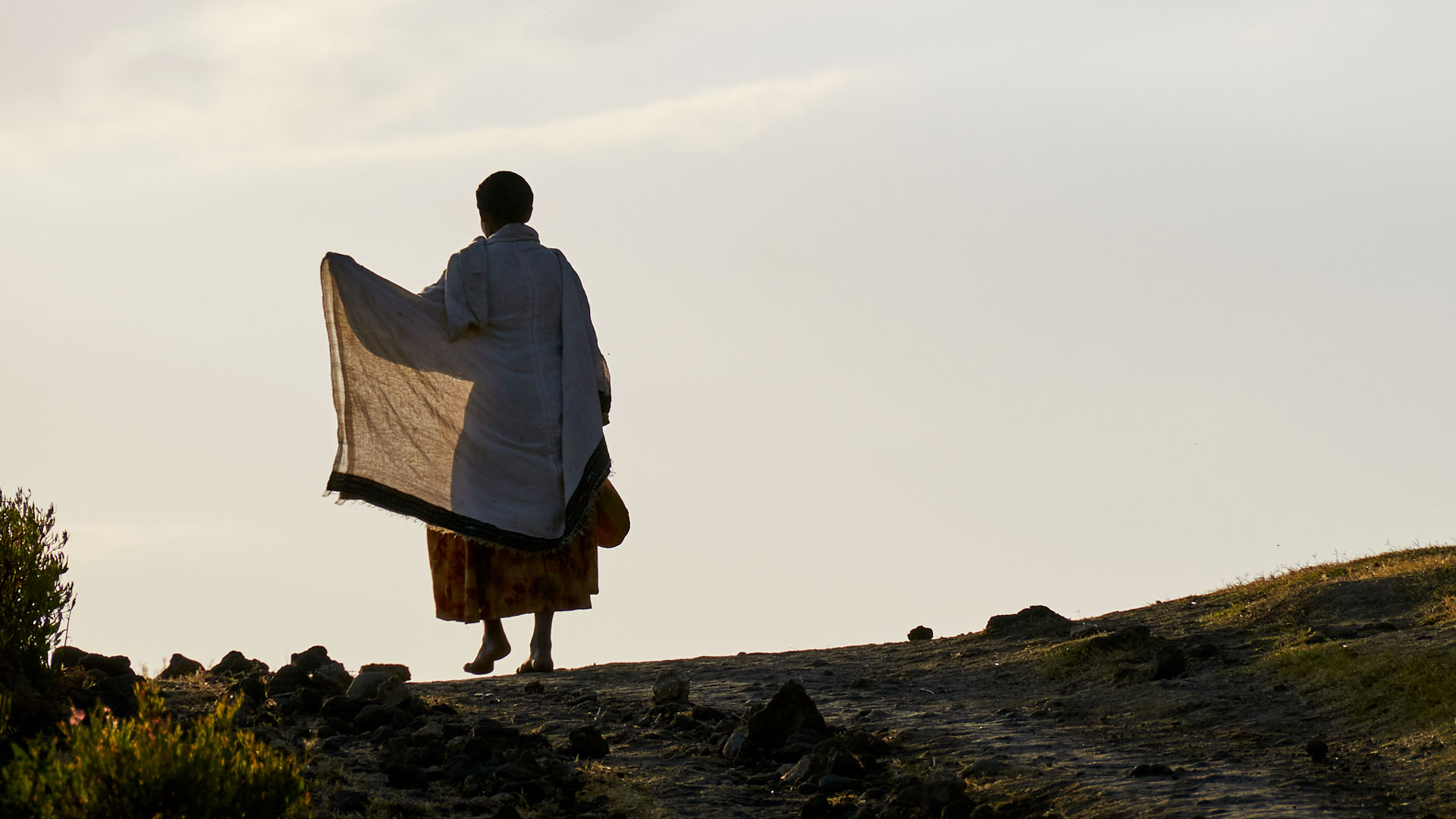 Femme marchant de dos en contre jour