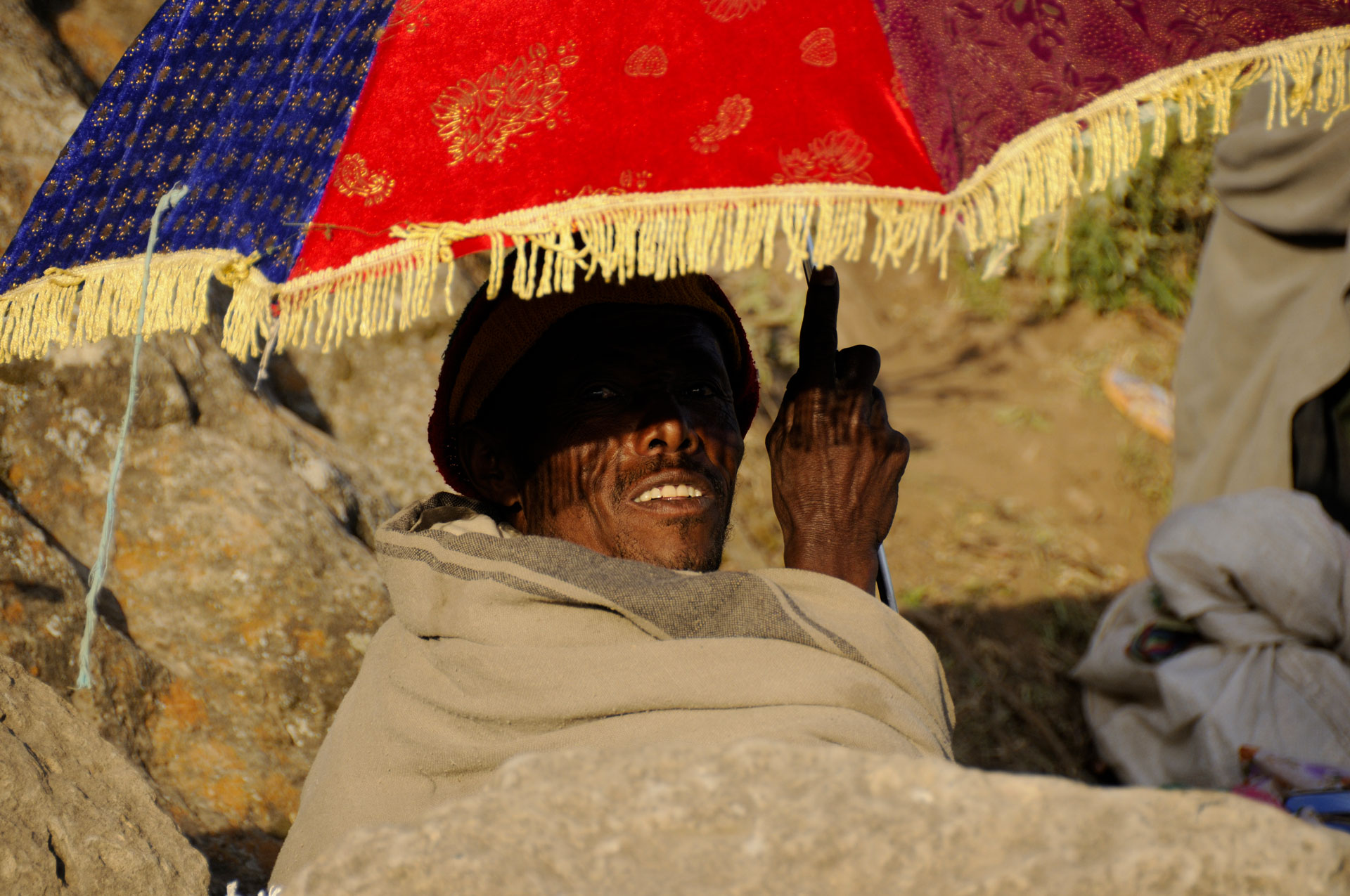 Pèlerin à l'ombre de son parasol