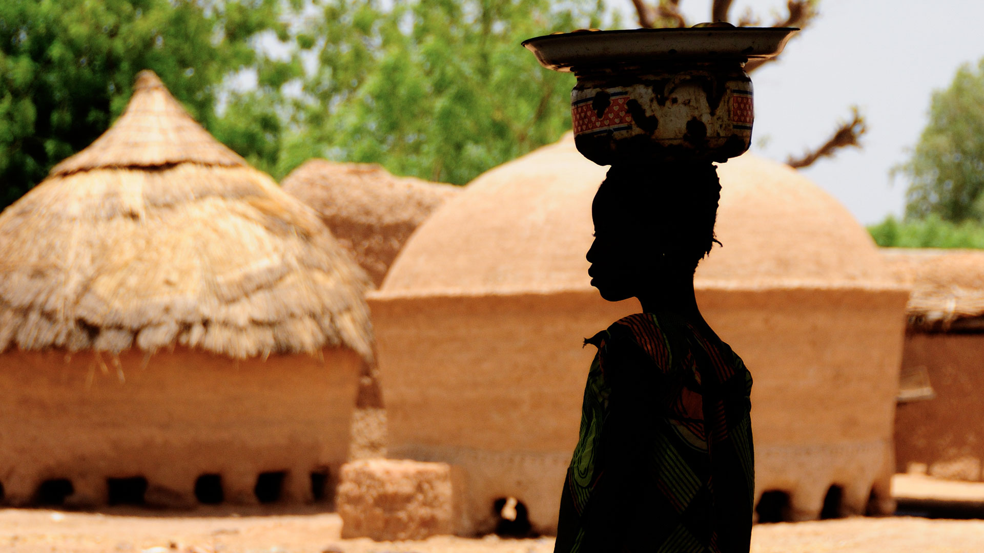 Personnage en contre-jour dans un village de la région de Gaya au Niger