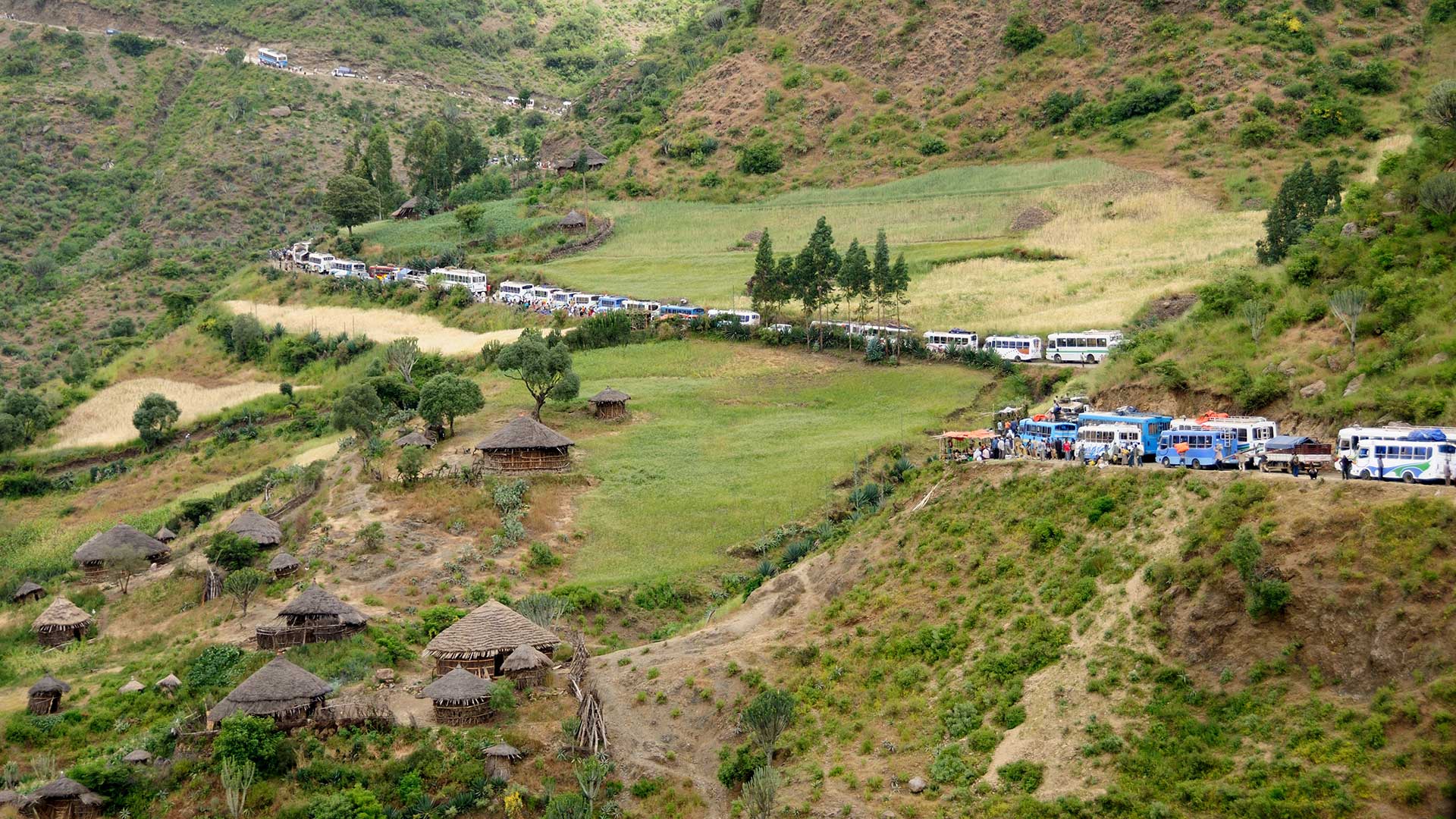 Village sur la route du pélerinage à Gishen Maryam